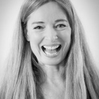 Sixlingual Actress